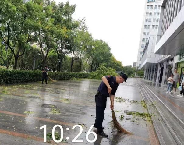 C:/Users/BA/Desktop/風(fēng)雨過后南京保安迅速行動(dòng)，恢復(fù)安“寧”面貌/5.jpg5